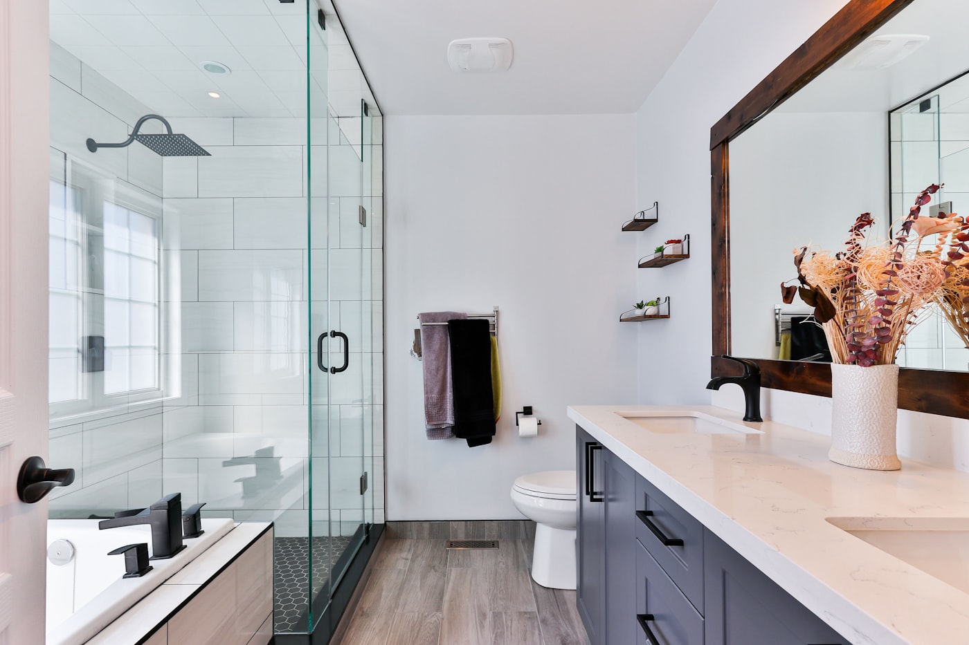 Baño premium con mampara de vidrio templado