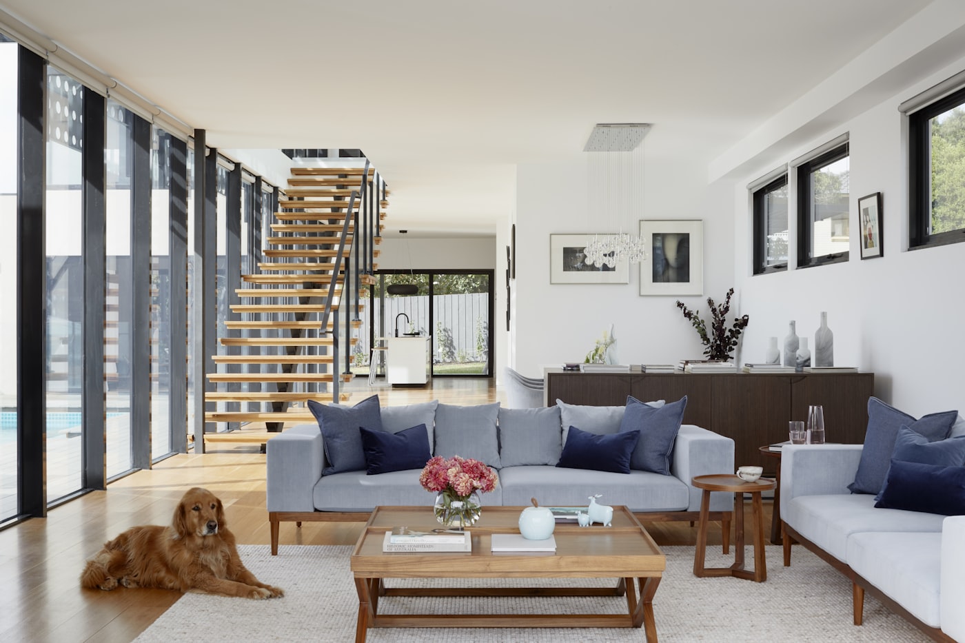 Interior con escalera y grandes ventanales