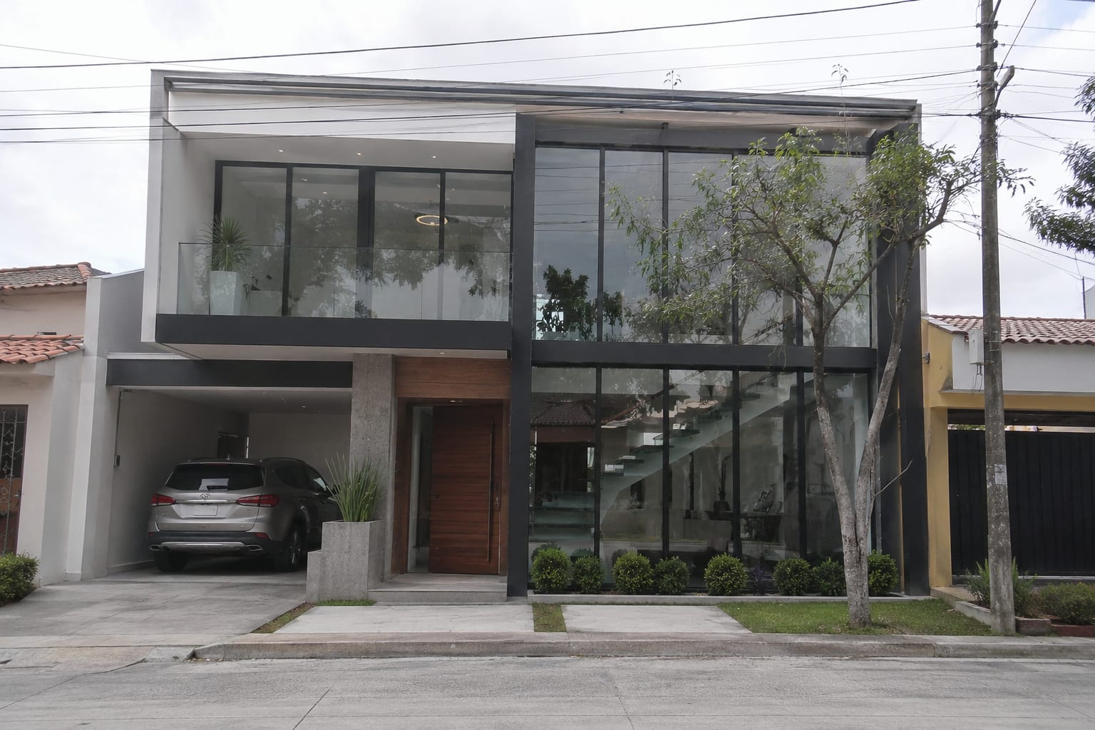 Residencia con fachada de vidrio, madera y aluminio